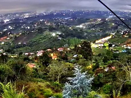 Vista nocturna del valle de San Nicolás con las luces de Rionegro
